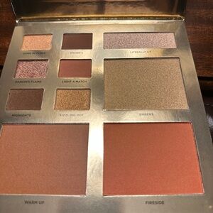 NWOT ICONIC London Heat of the Moment Face & Eye Palette
